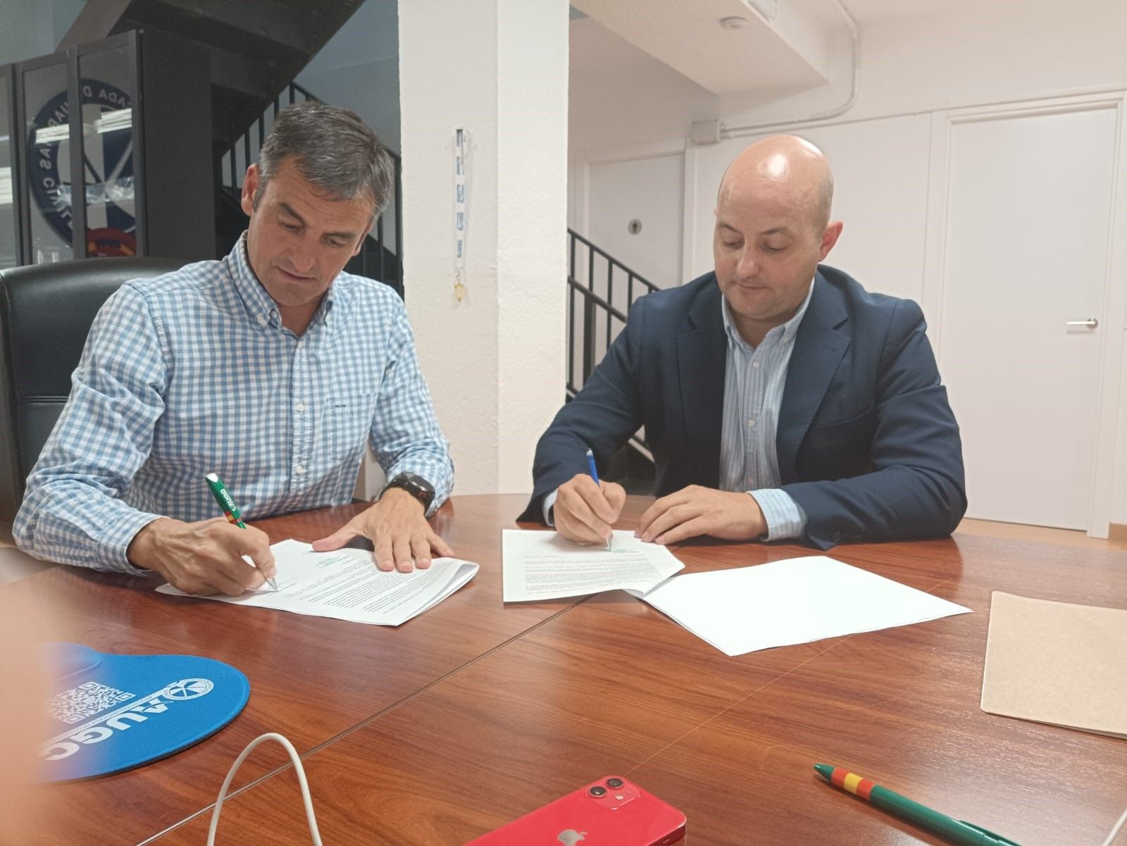 Juan Fernández y Antonio Núñez Barnés en la firma de renovación del Acuerdo con i-credit 