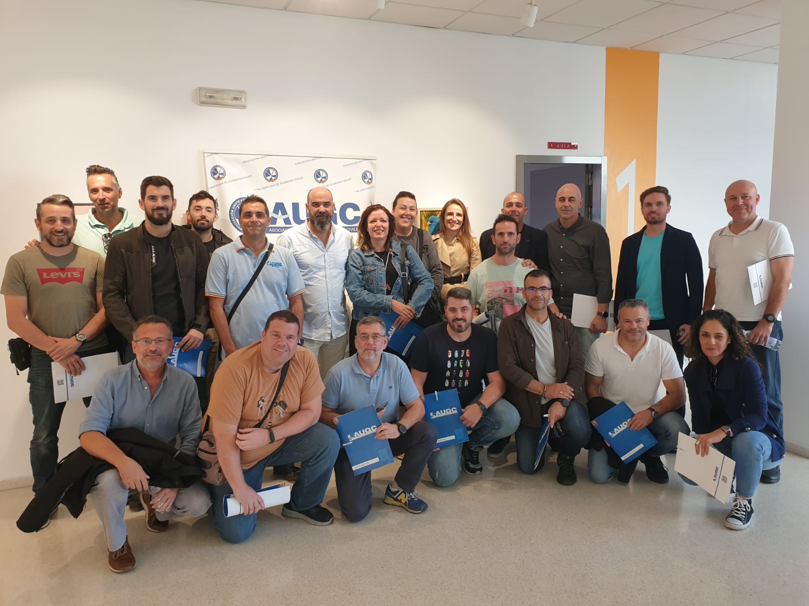 AUGC forma a guardias civiles en Sevilla sobre cartas de identidad y permisos  de conducir falsos