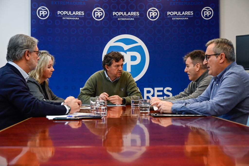 AUGC Extremadura expone en una reunión mantenida con el grupo parlamentario popular las deficiencias que sufren los guardias civiles en el territorio.