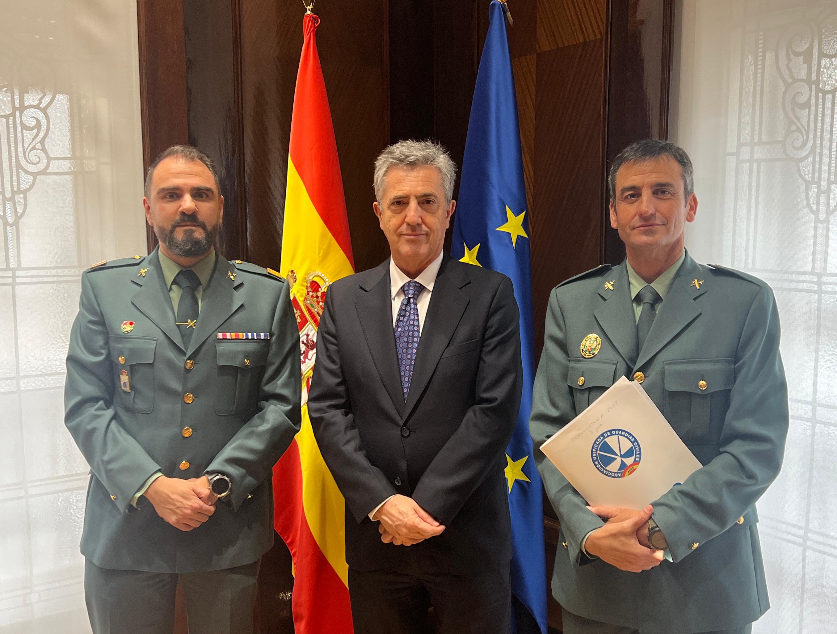 Germán Gómez, secretario de Organización de AUGC junto a Leonardo Marcos, director de la Guardia Civil situado en el centro con Juan Fernández, Secretario General de AUGC situado a la derecha.