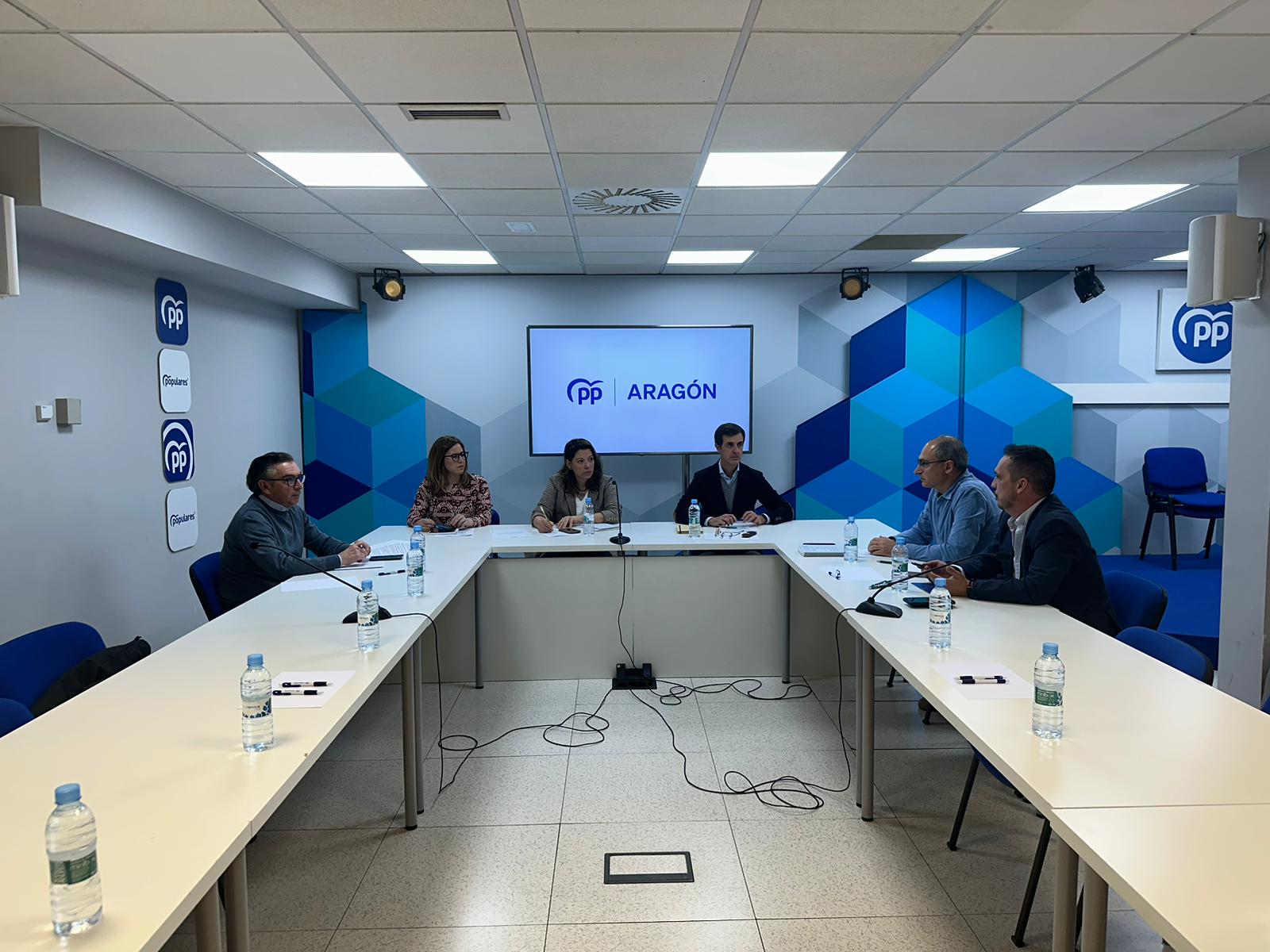 Reunión con los diputados del Partido Popular Navarro, Pedro Navarro, María del Mar González y Luis María Beamonte, junto a las senadora María del Rocío Divar de Zaragoza y los secretarios provinciales de AUGC,  Marcial Álvarez y Víctor Ibáñez.