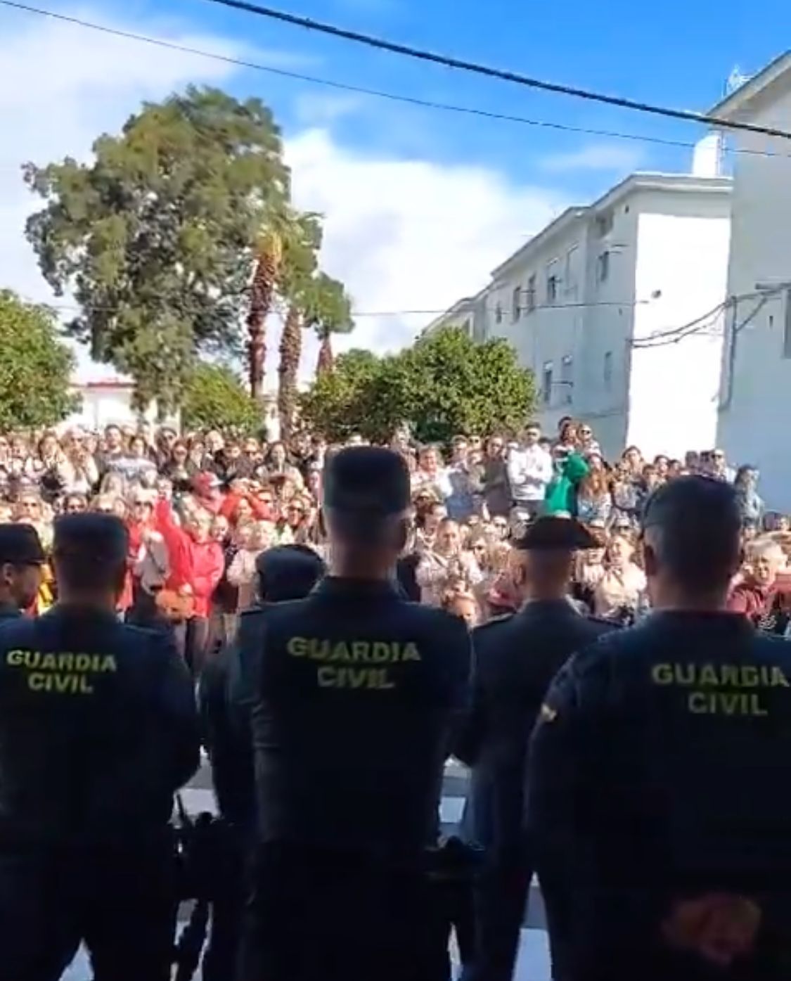 Una multitud de gaditanos muestran su apoyo a la Guardia Civil ante el asesinato de dos guardias civiles en Barbate por narcotraficantes. 