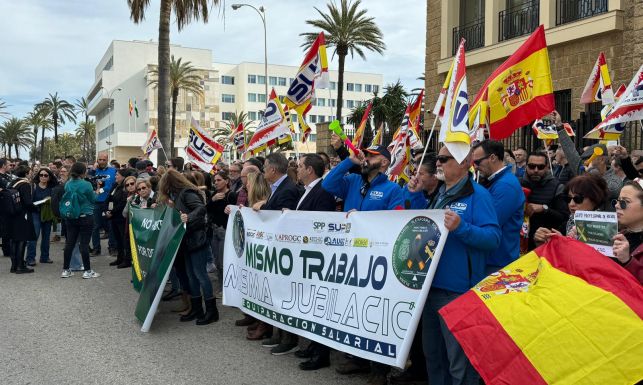 Concentración de la Plataforma frente a la Delegación de Gobierno de Cádiz.