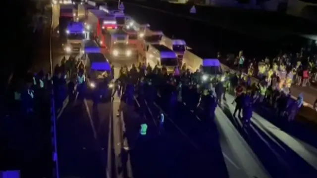 Cientos de agricultores y ganaderos en las protestas nocturnas a la altura de la A6 de Benavente Protestas. | RTVE