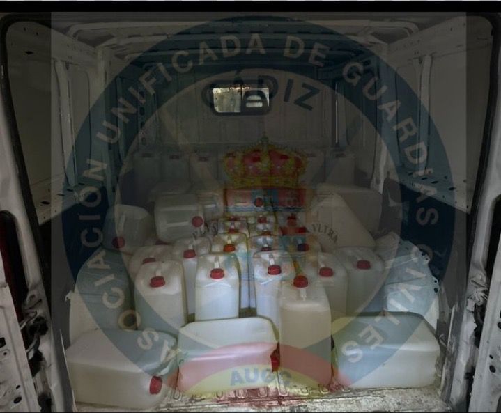 Bidones de gasoil destinados al narcotráfico incautados en Cádiz.