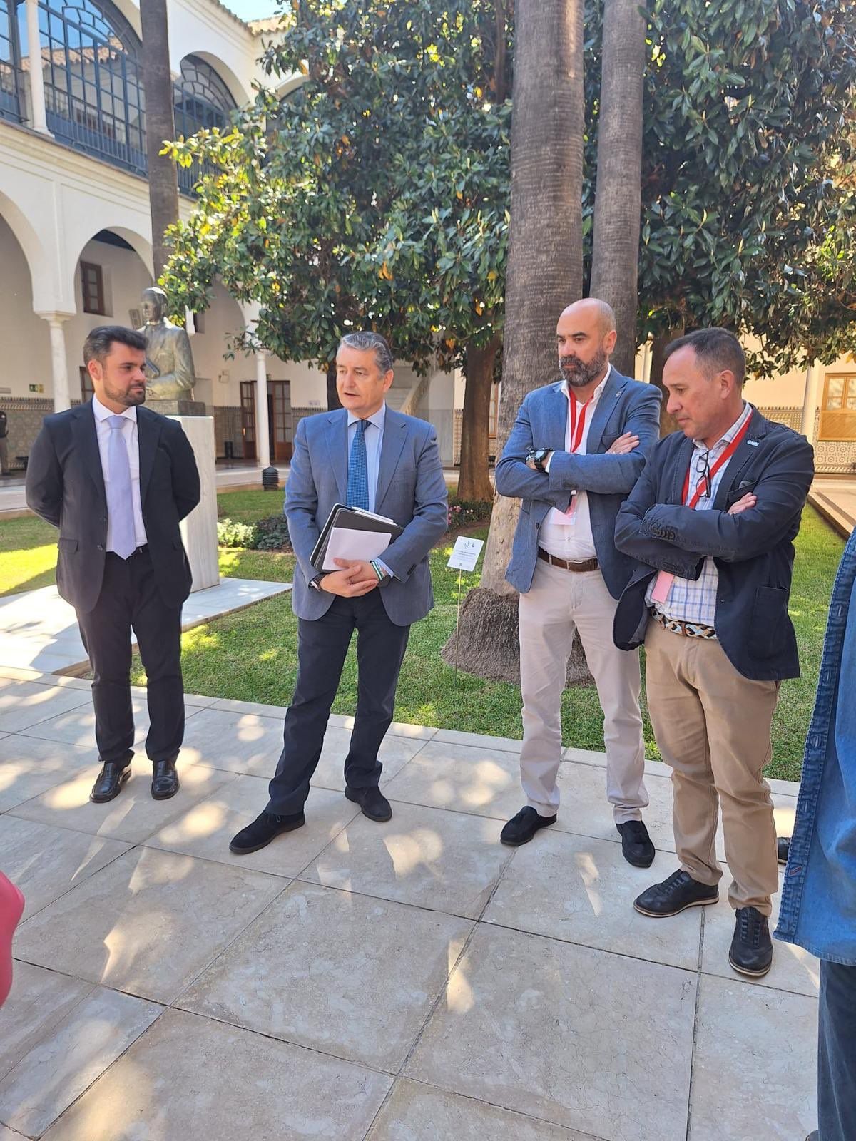 Representante de la Federación andaluza y la Delegación en Sevilla de AUGC en el Parlamento Andaluz. Representante de la Federación andaluza y la Delegación en Sevilla de AUGC en el Parlamento Andaluz.