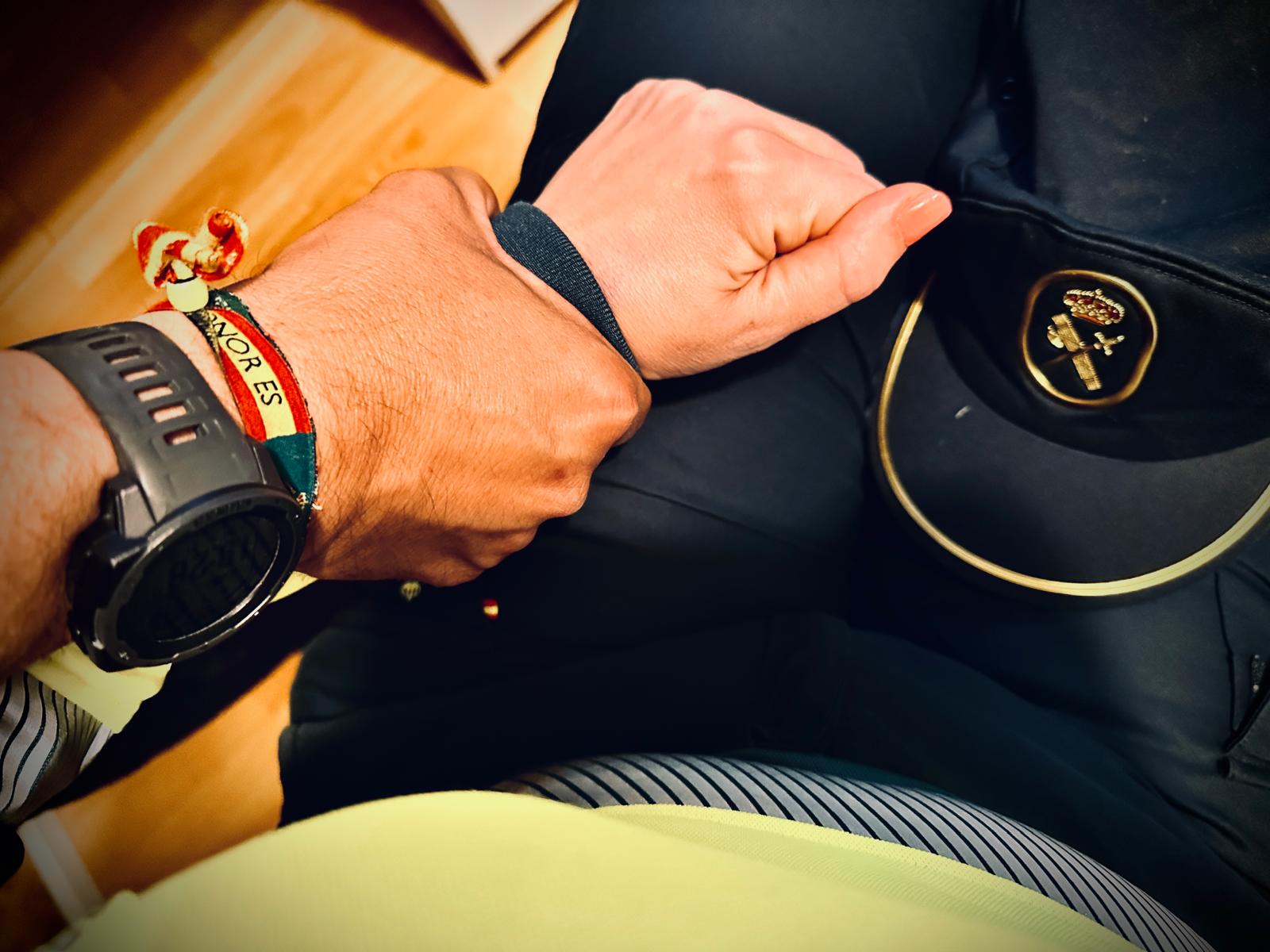 Una mano es agarrada con fuerza violenta por otra. Acoso en la Guardia Civil.