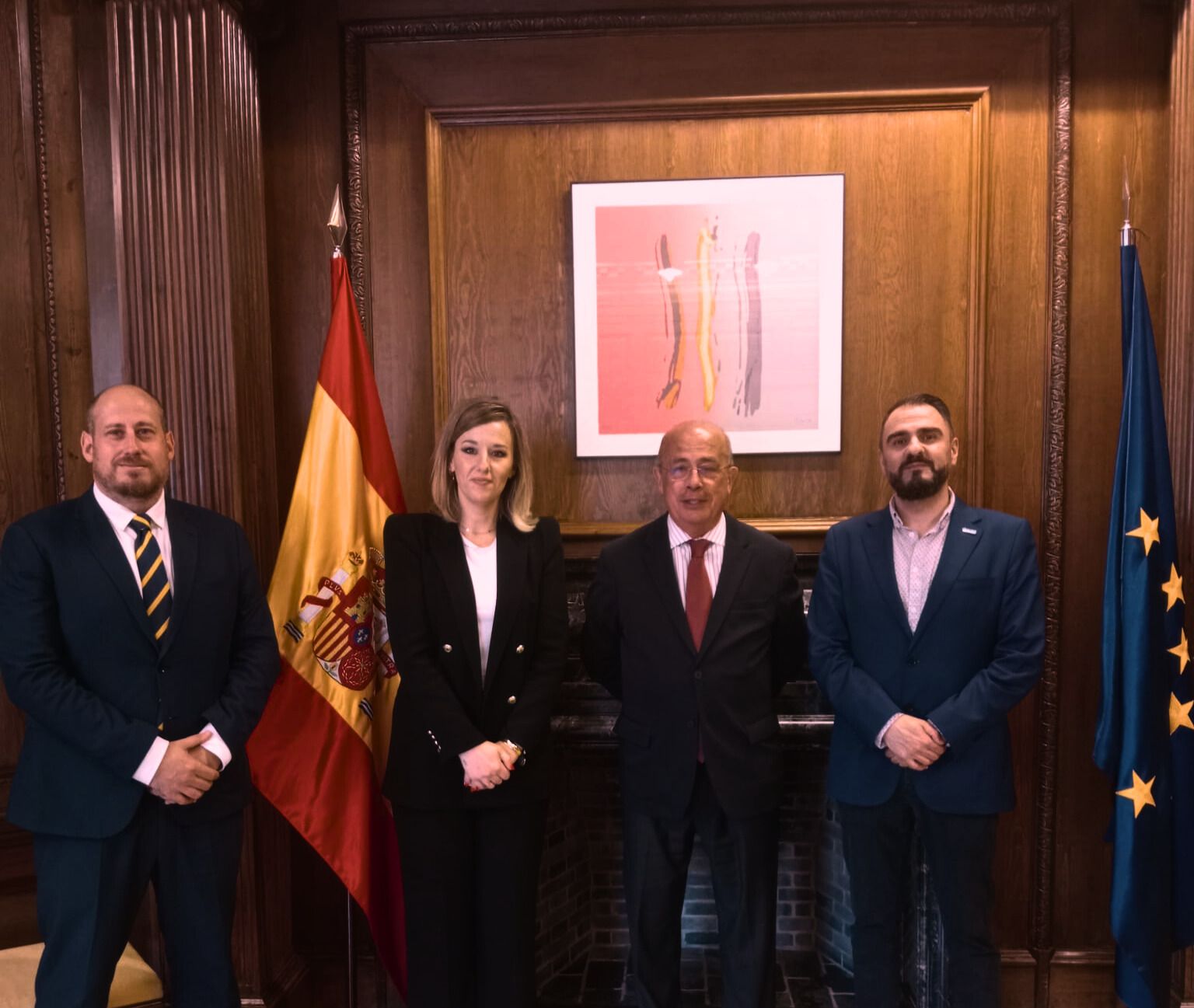 De izquierda a derecha David García;  Olaya Salardón, secretaria de Institucionales de AUGC; en el centro Ignacio Gil Lázaro diputado de VOX y miembro de la Comisión de Interior; y Germán Gómez, secretario de Organización de AUGC. 