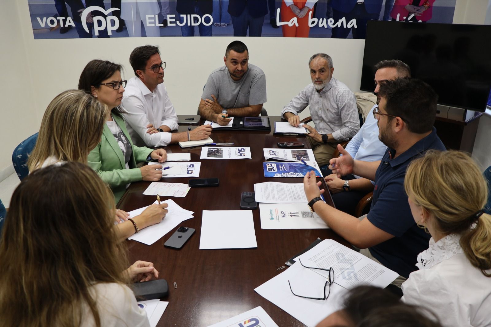 La Delegación Provincial de AUGC en Granada y Almería junto al SUP Almería reunidos con diferentes representantes de los ciudadanos del Grupo Parlamentario Popular, 