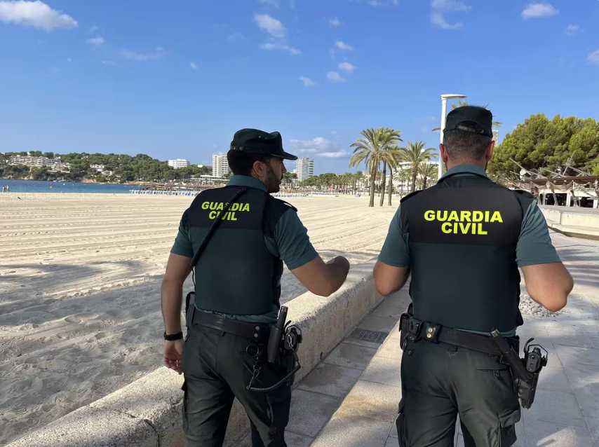 Dos guardias civiles patrullan por la costa de Ibiza. (EuropaPress)