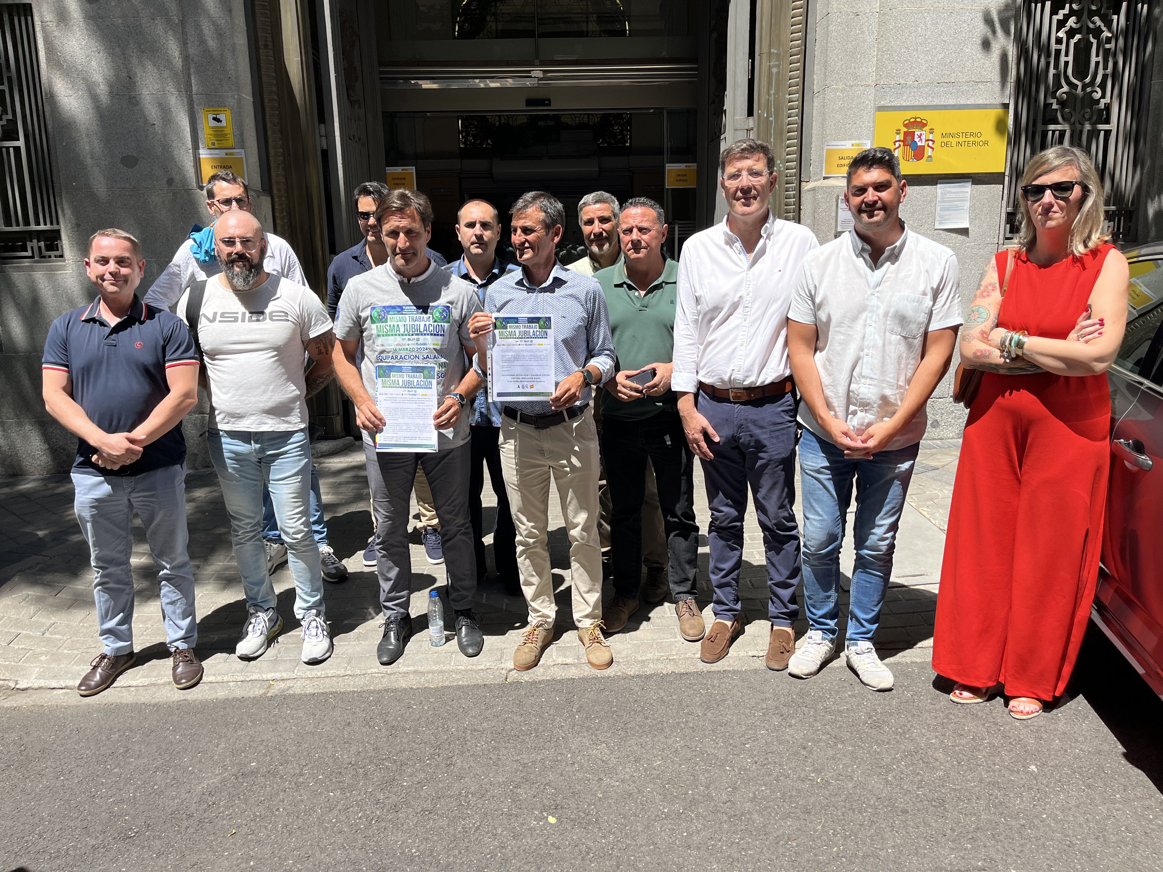 Representantes de la Plataforma de policías y guardias civiles a las puertas del registro del Ministerio del Interior.