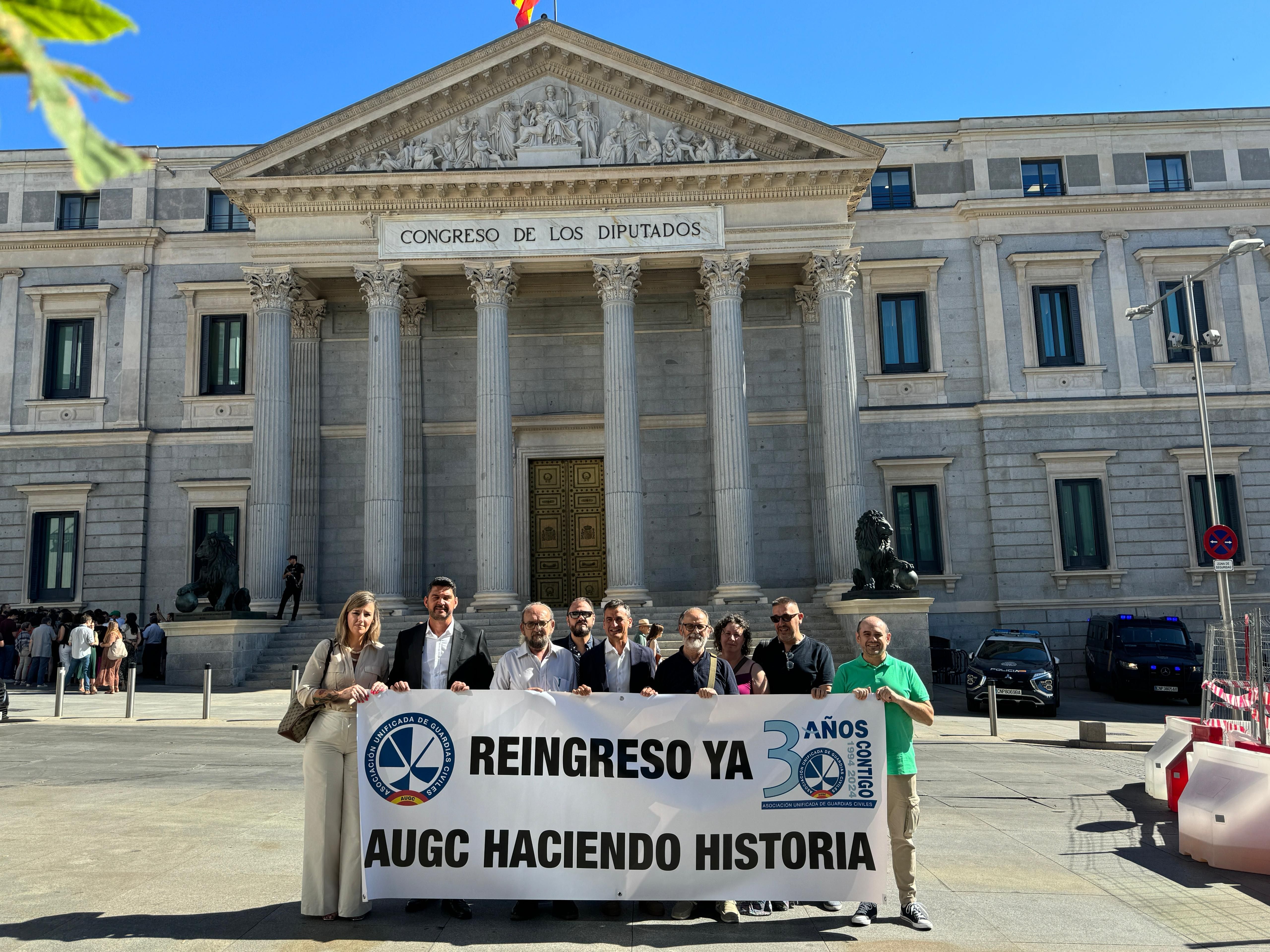 El Congreso admite el reingreso de los guardias civiles expulsados. Históricos e integrantes de AUGC el 11 de julio frente al Congreso de los Diputados.