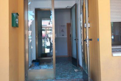 Estado en el que quedó la puerta de la entrada al cuartel de Laguna