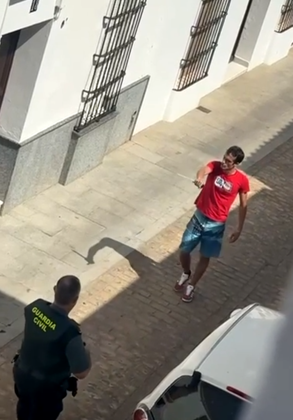Individuo amenaza con arma blanca a un guardia civil en Fregenal de la Sierra.