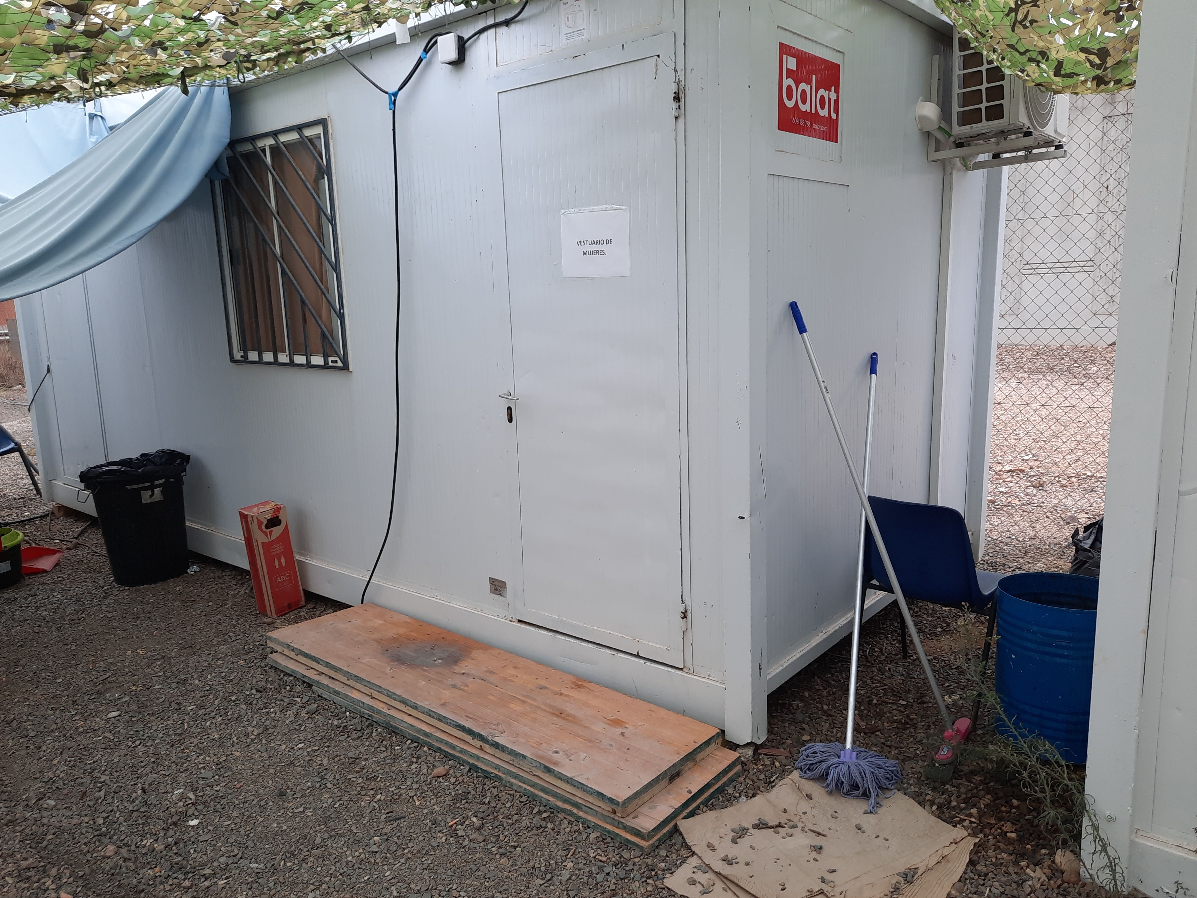 Casetas de obras utilizadas como vestuarios en el centro penitenciario de Córdoba.