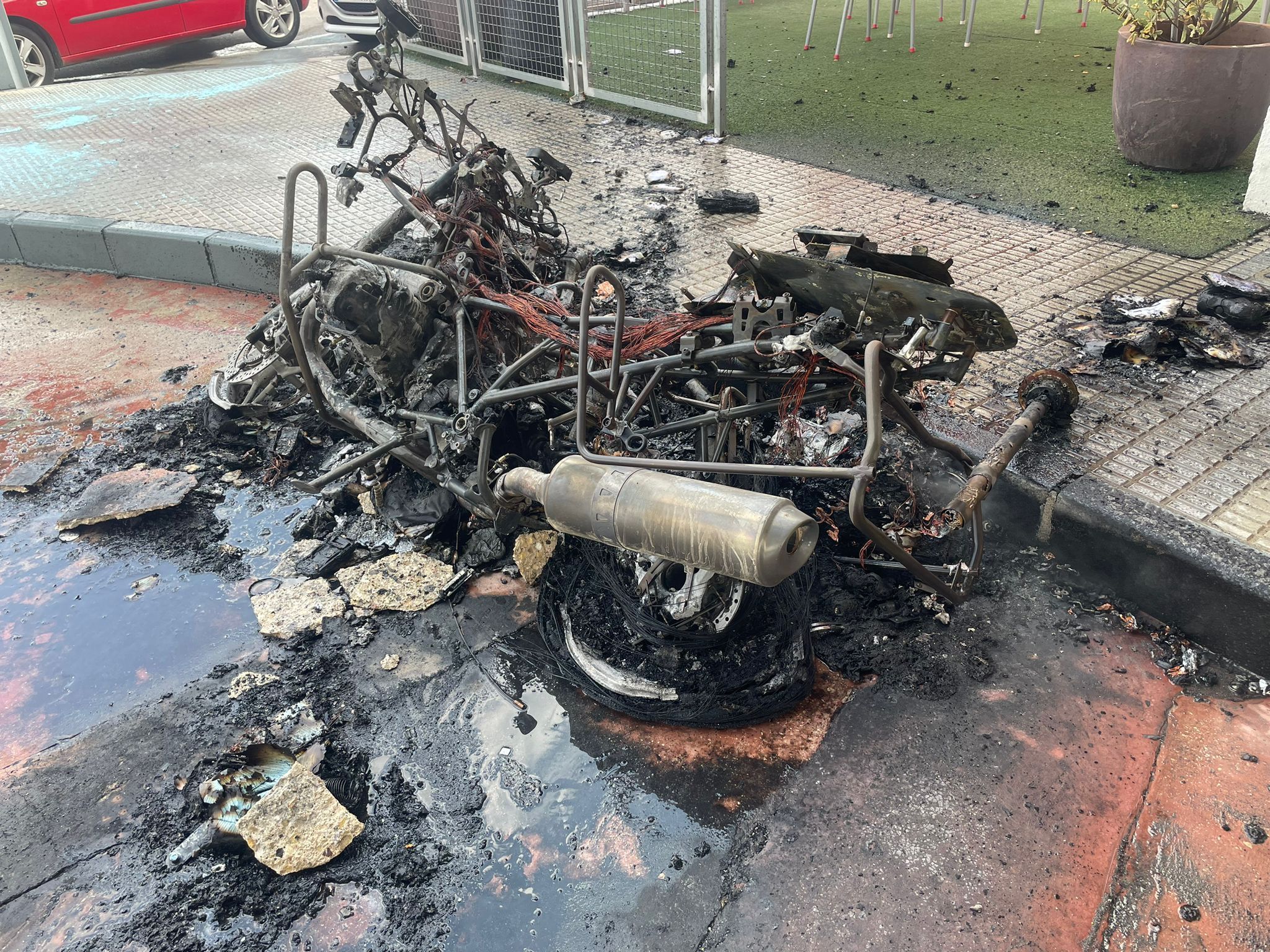 Motocicleta oficial de la Guardia Civil de Tráfico calcinada.