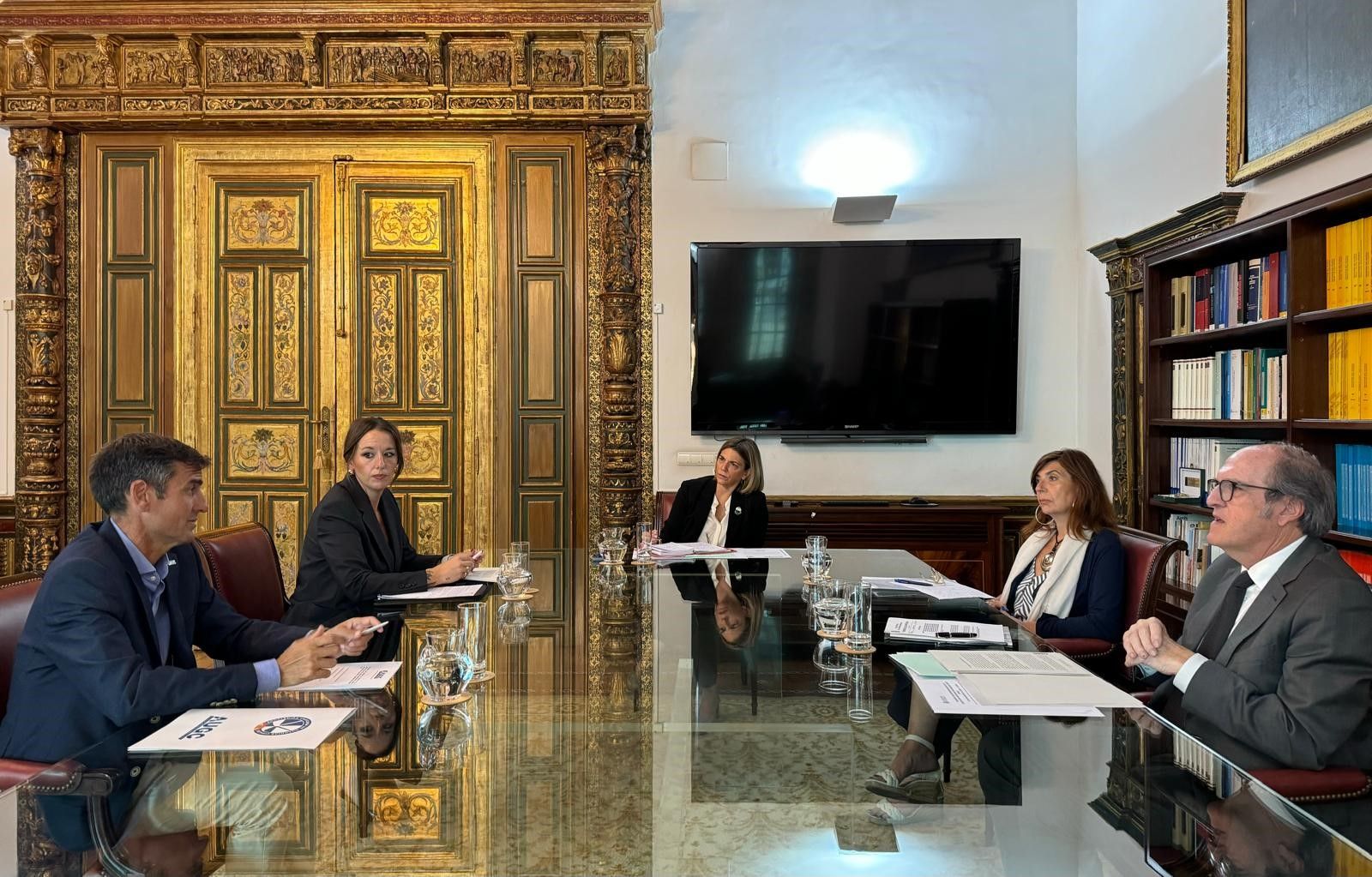 Reunión AUGC y Defensor del Pueblo. Juan Fernández y Olaya Salardón (miembros de AUGC) junto a Ángel Gabilondo, Isabel Aymerich y Teresa Siso.