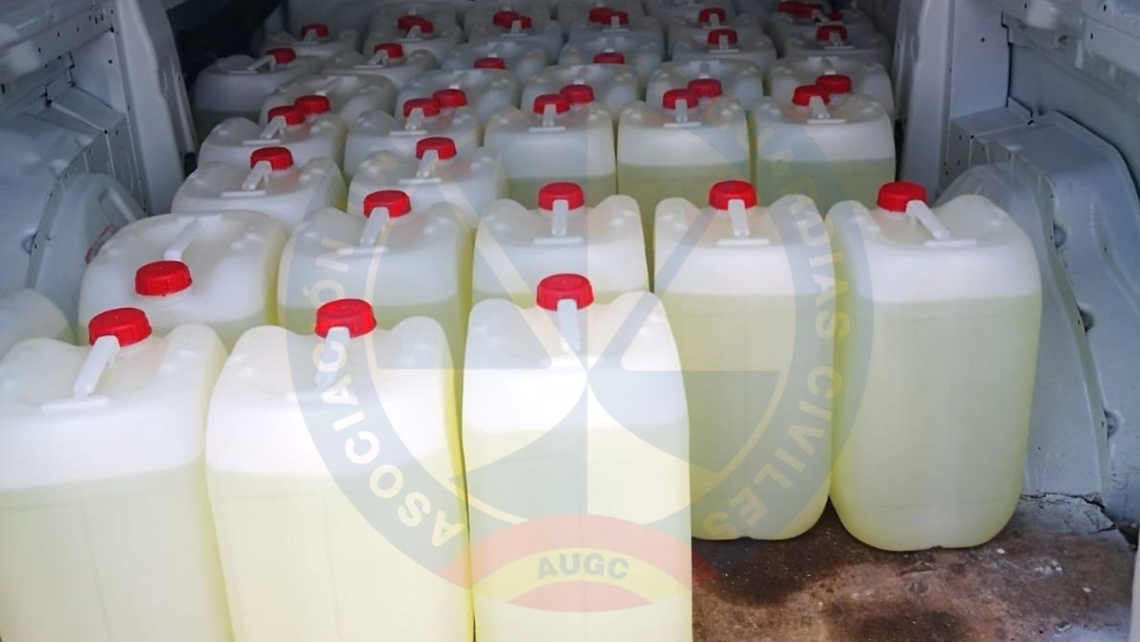 Bidones de gasolina. Petaqueo.