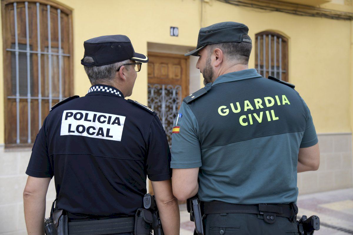 Un policía local y un agente guardia civil.