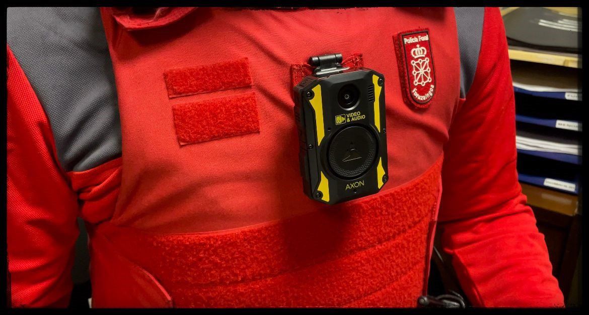 Policía foral con cámara de videovigilancia incorporada en Uniforme.