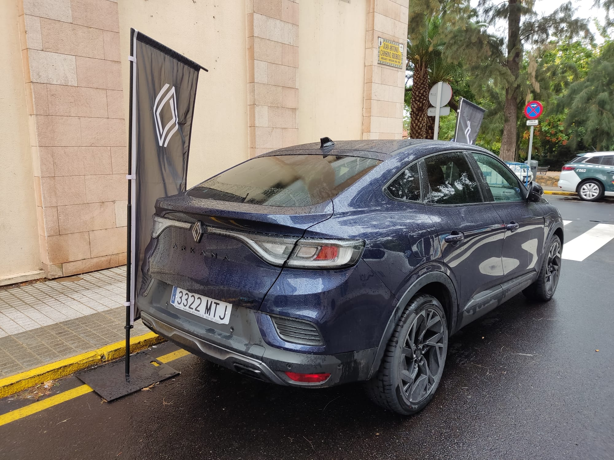  Exposición publicitaria de un vehículo en la zona de seguridad del edificio de Santo Domingo, Badajoz.