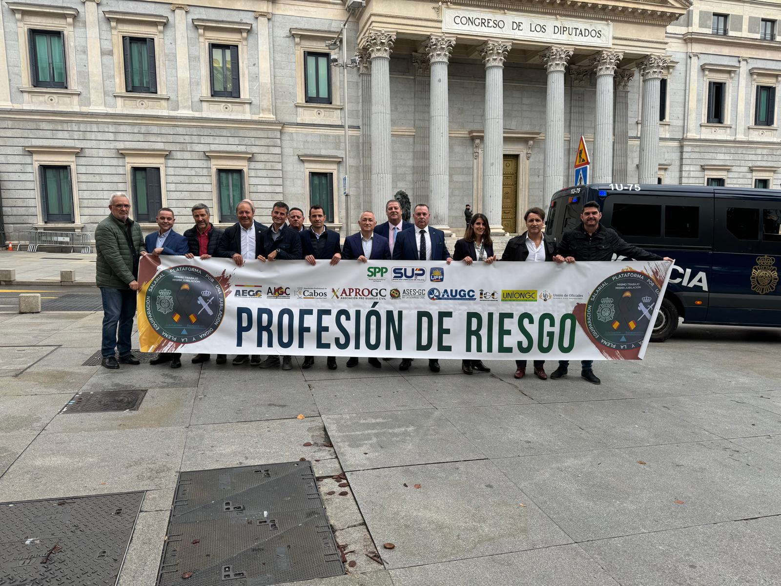Integrantes de la Plataforma frente al Congreso de los Diputados.