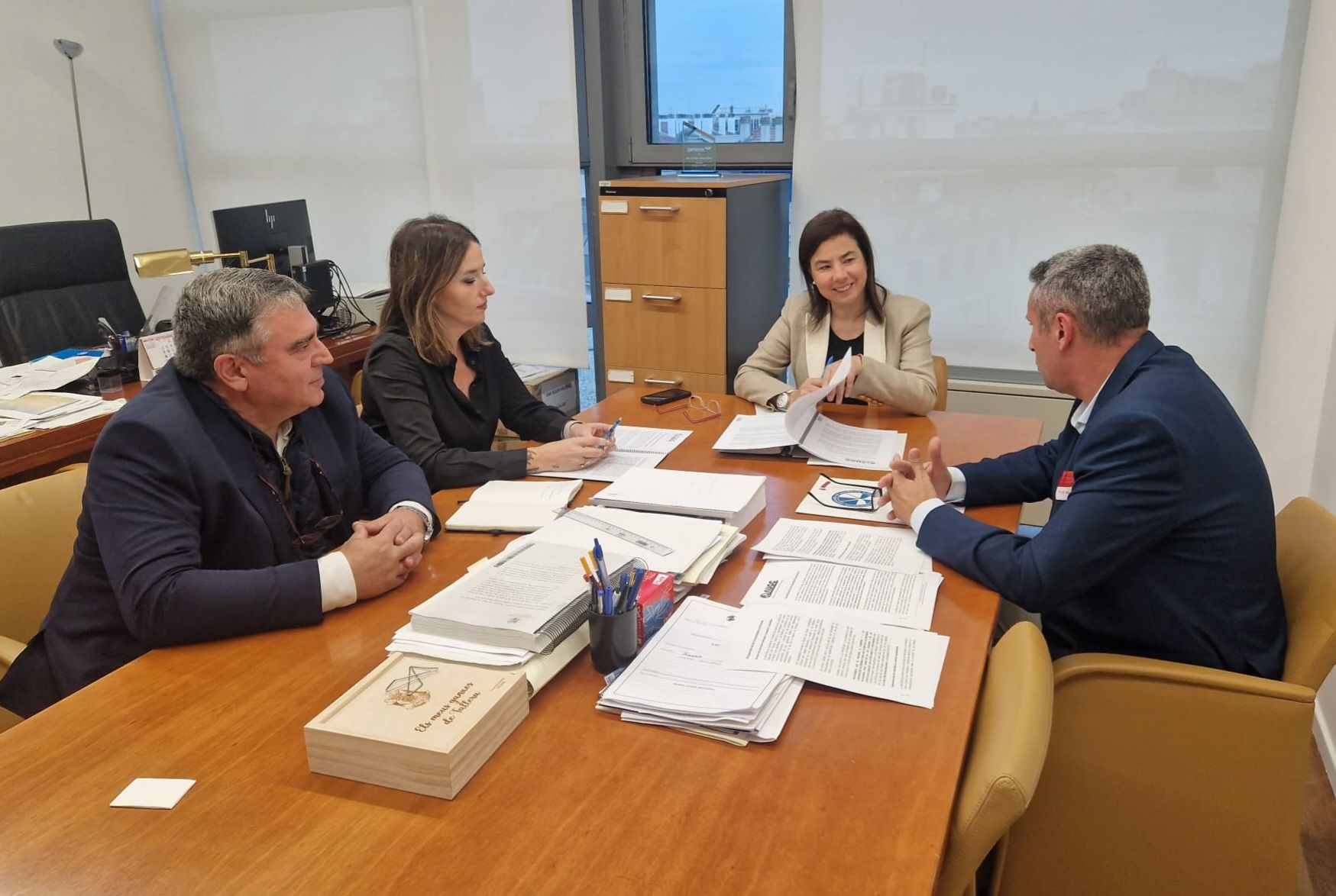 De izquierda a derecha: Olaya Salardón, secretaria de Relaciones Institucionales de AUGC; Ana Vázquez, portavoz del PP en la Comisión de Interior, y Rafael Sánchez, secretario de la Comisión de los Servicios de Protección y Seguridad de AUGC.