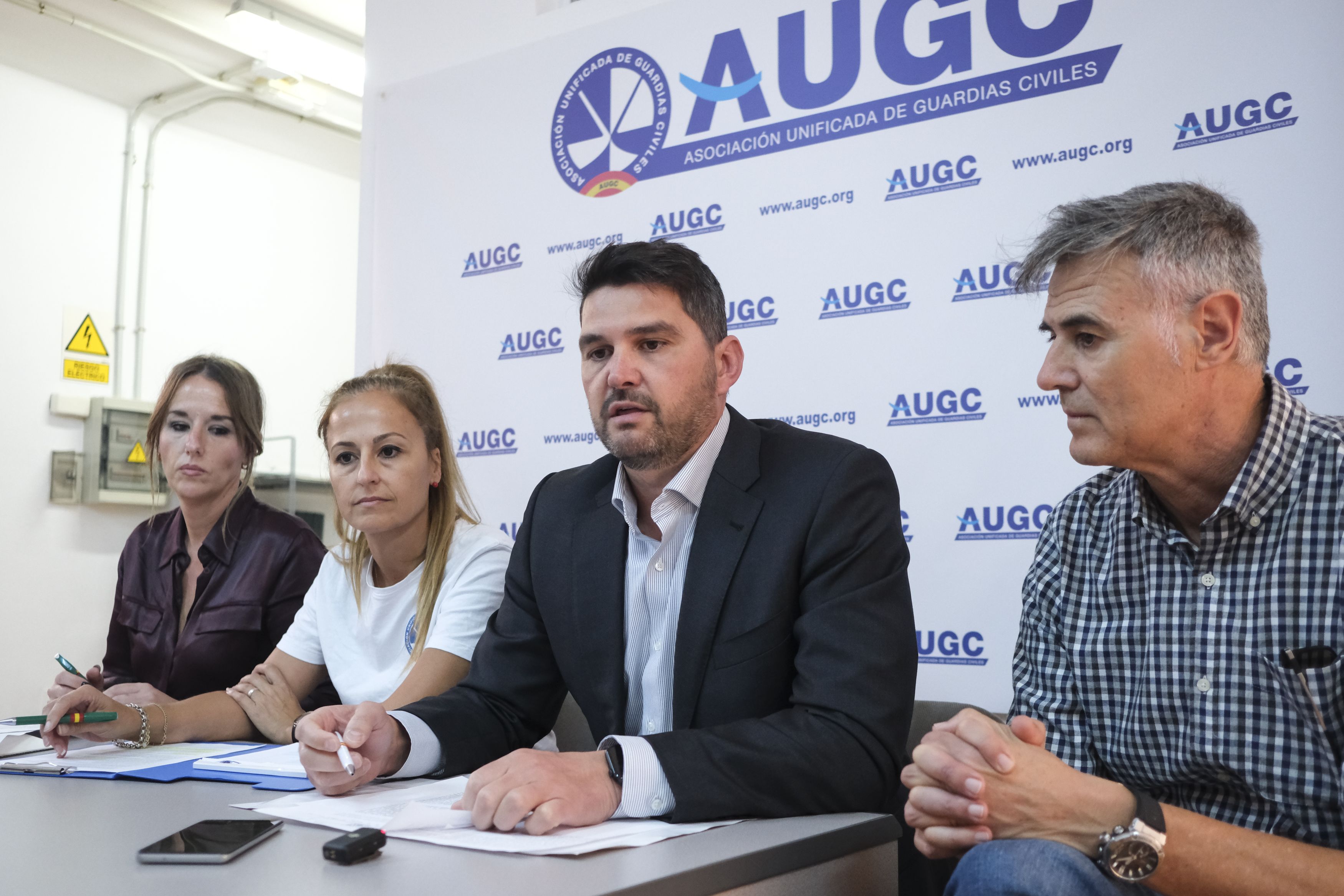 Representantes de AUGC en una rueda de prensa celebrada en Tenerife para la No Aplicación del Código Penal Militar en la Guardia Civil. Por Alberto Valdés (Agencia EFE).
