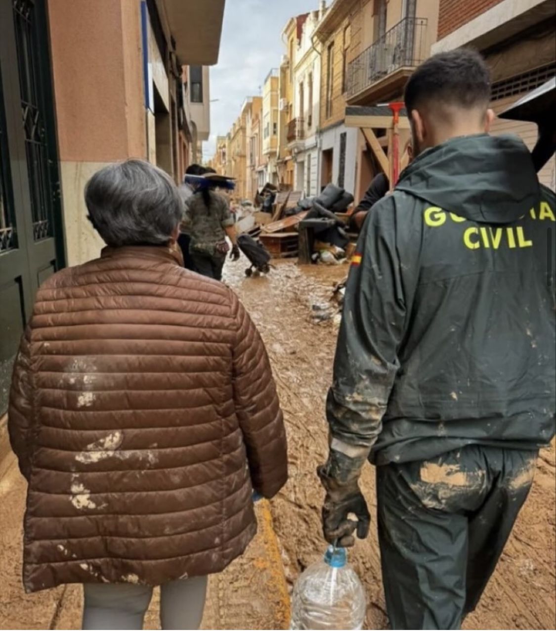 Un agente de la Guardia Civil trabajando en labores de auxilio tras la DANA.