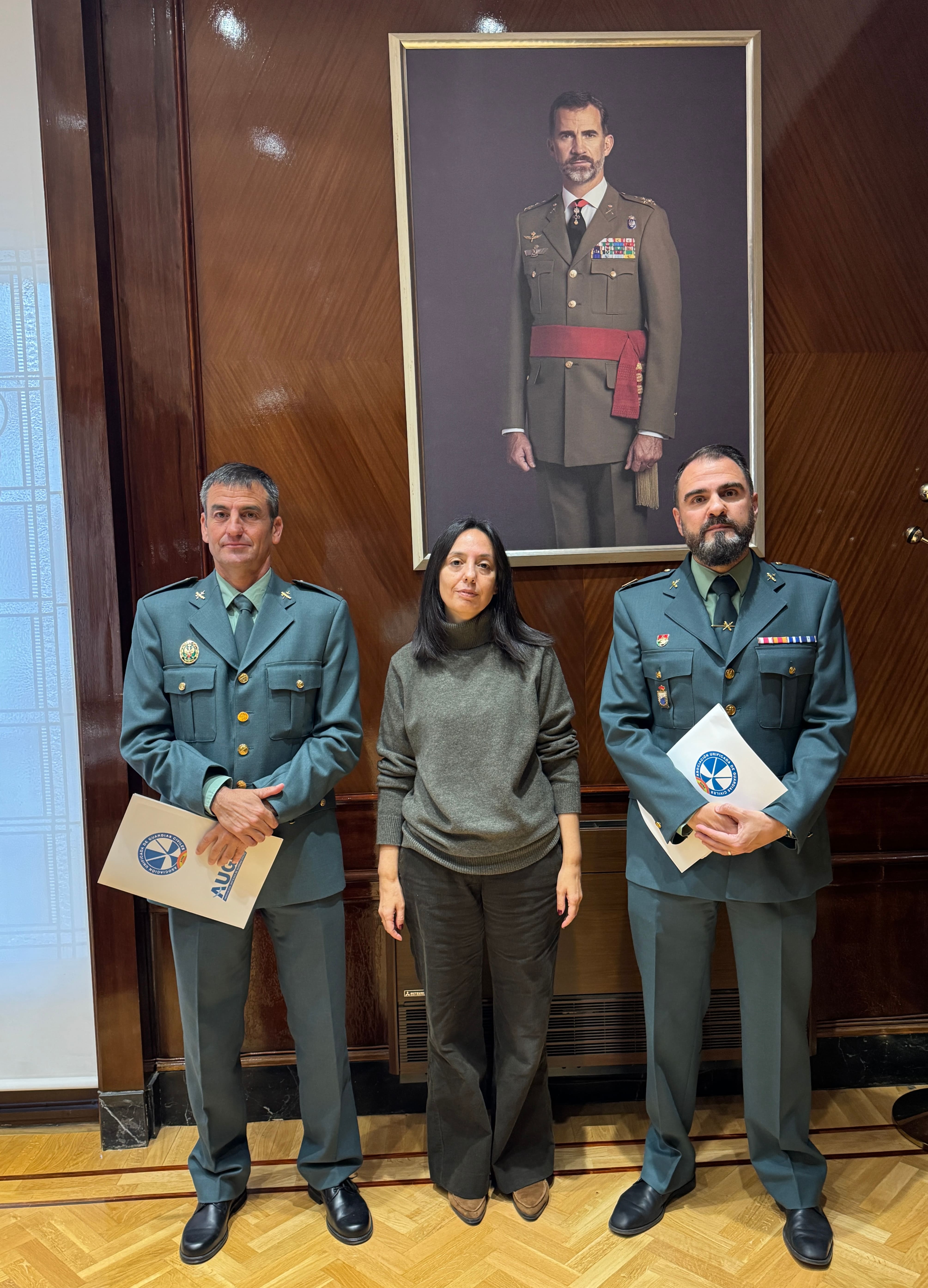 Juan Fernández y Germán Gómez, secretarios de AUGC junto a Mercedes González, Directora de la Guardia Civil.