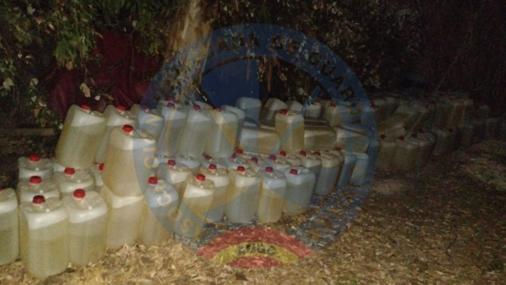 Bidones incautados del "petaqueo".