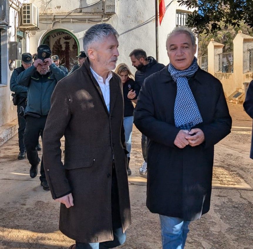 Grande Marlaska junto al alcalde de Utiel, Ricardo Gabaldón,  en su visita a la Casa Cuartel del municipio.