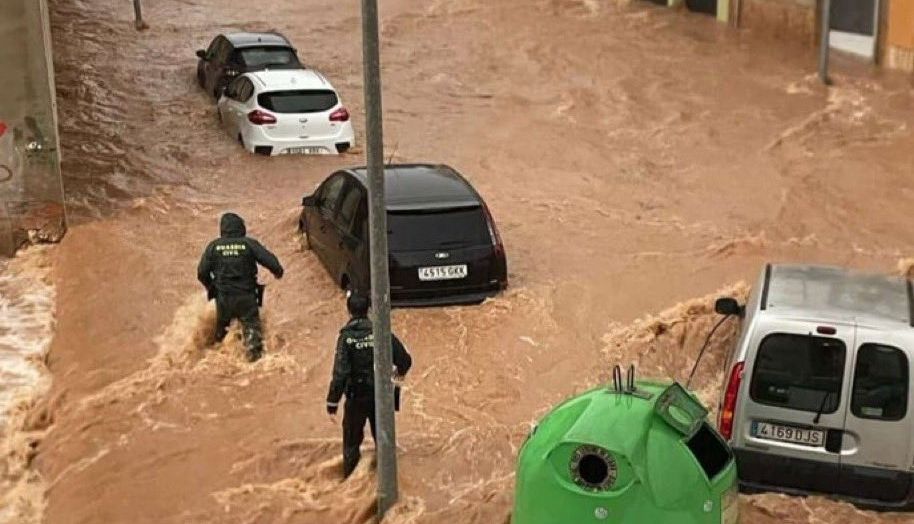 Dos guardias civiles trabajando en la DANA.