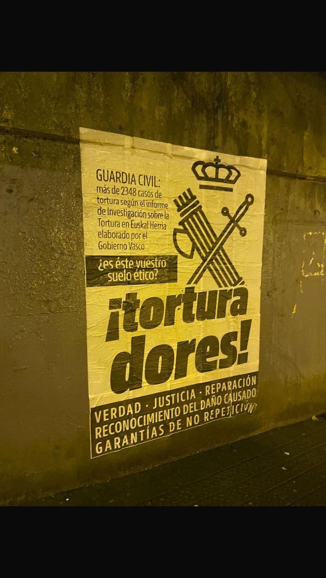 Carteles colocados en el metro de Algorta-Getxo en Bizkaia.