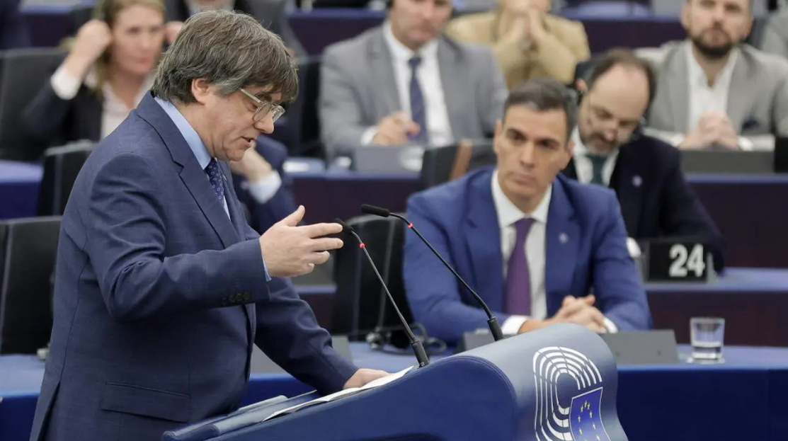 Pedro Sánchez escucha a Carles Puigdemont en el Parlamento Europeo. RONALD WITTEK (EFE)