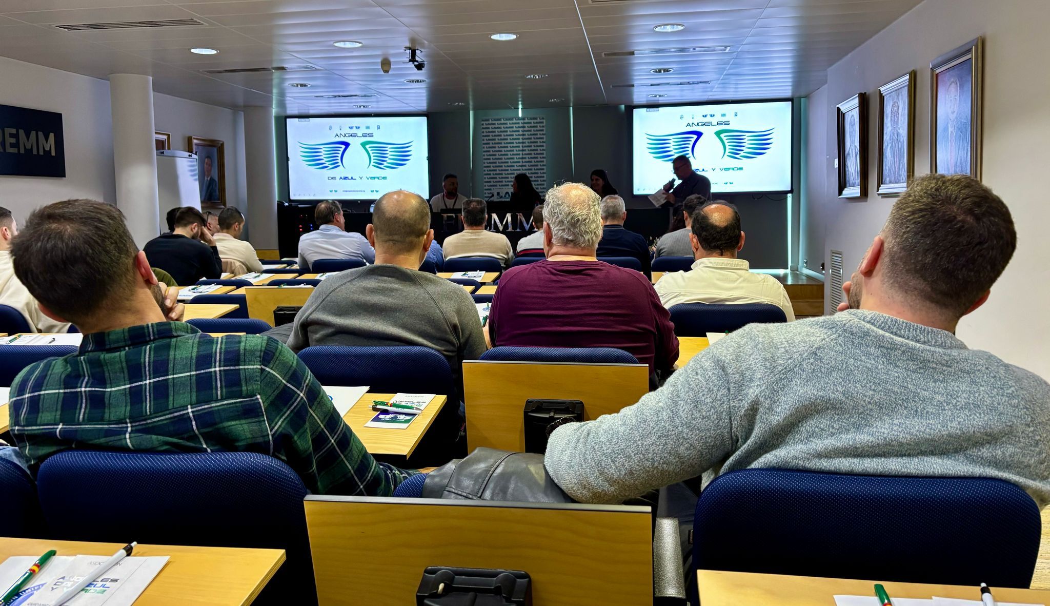 AUGC Murcia participa en la charla para cuerpos policiales sobre estrategias de afrontamiento para situaciones de emergencia.