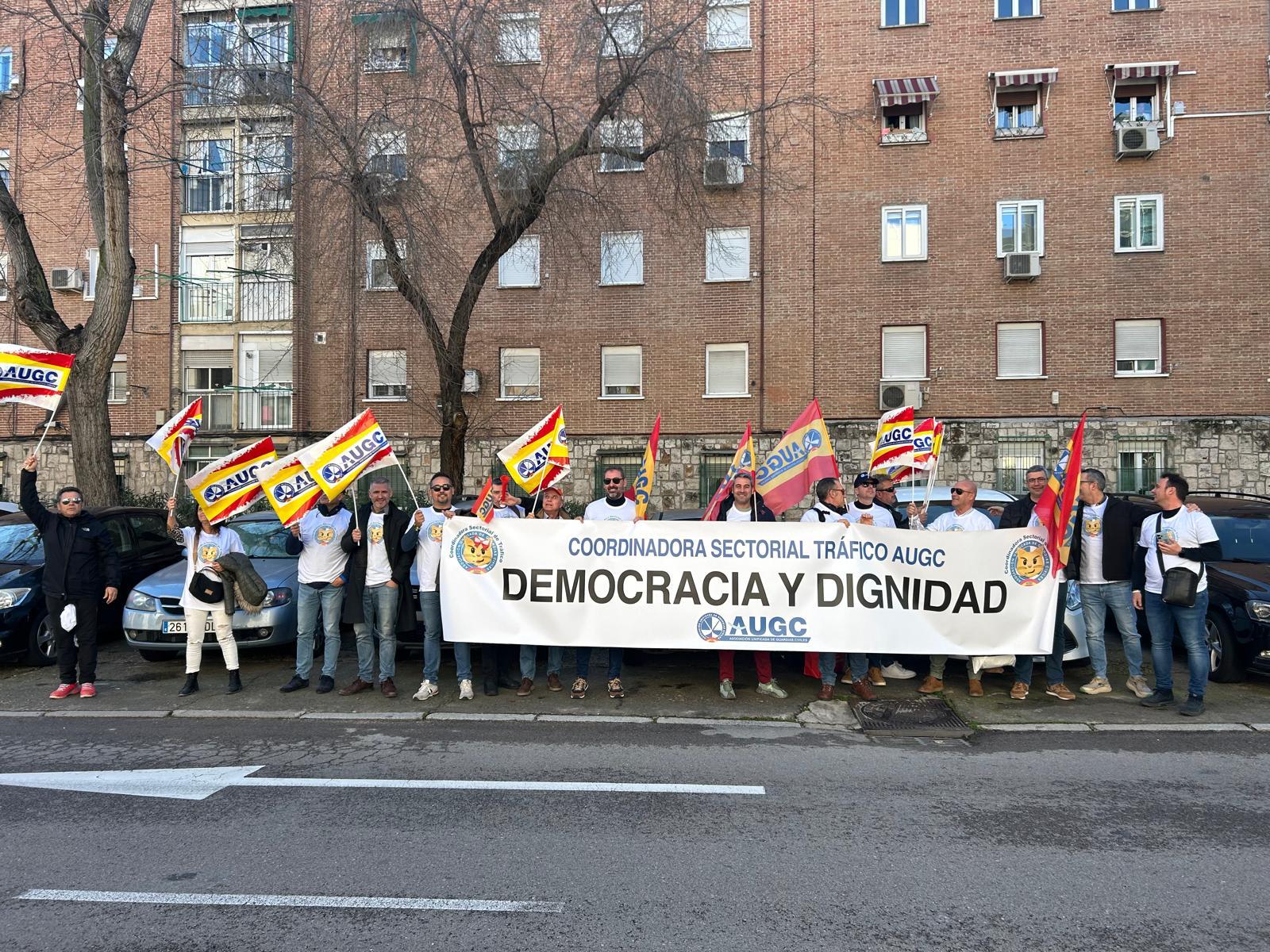 Representantes de AUGC concentrados a las puertas de la Agrupación de Tráfico el 12 de marzo.
