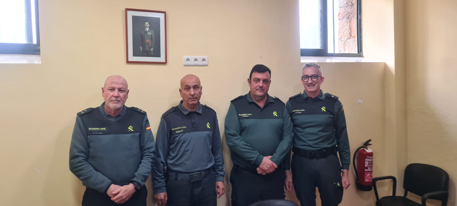 Rachid, secretario de AUGC Ceuta, junto al teniente coronel interino, el comandante tercer jefe y el capitán ayudante de la Comandancia de Ceuta tras la reunión.