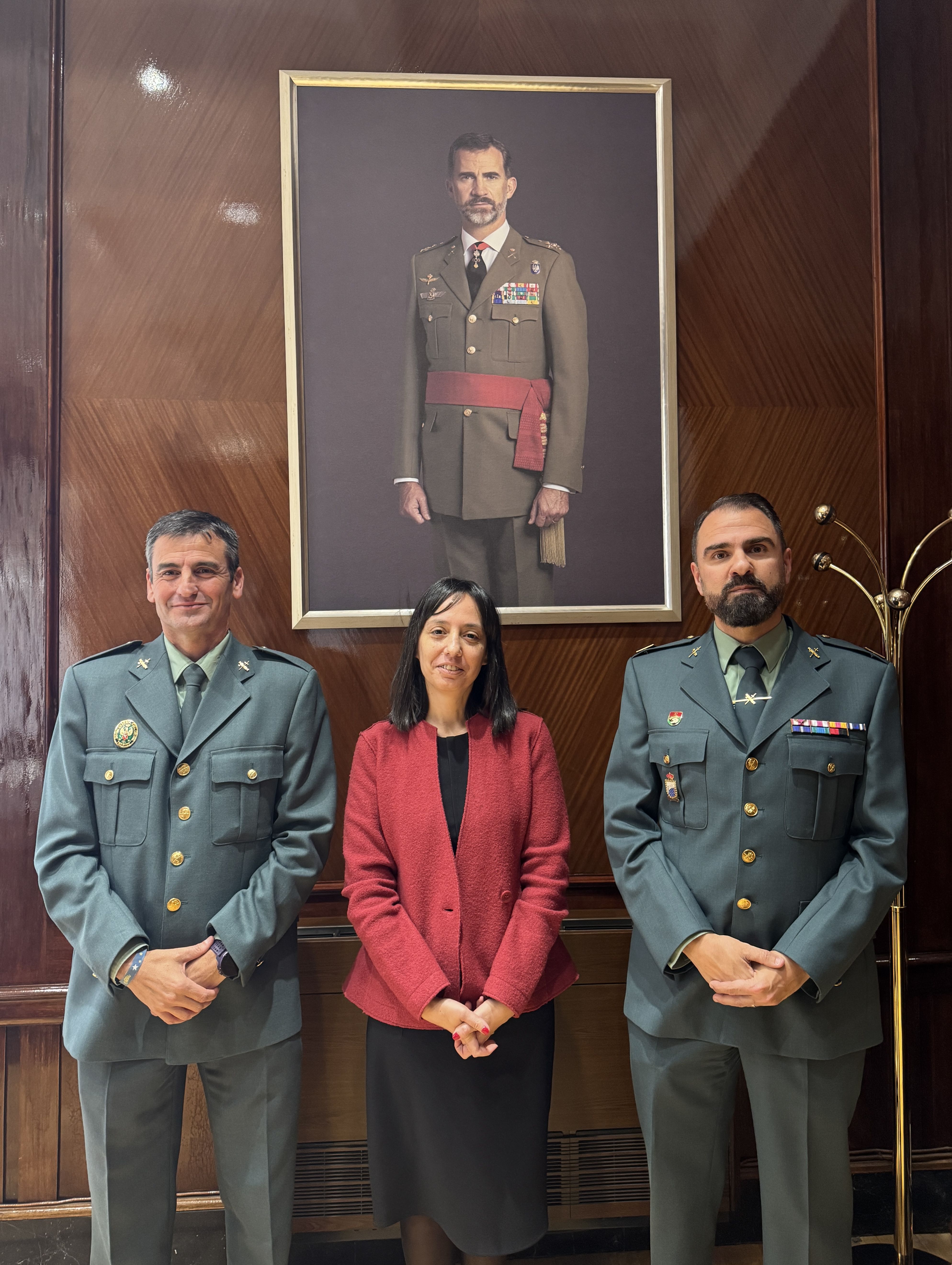 Los secretarios de AUGC Juan Fernández y Germán Gómez junto a directora general de la Guardia Civil, Mercedes González.