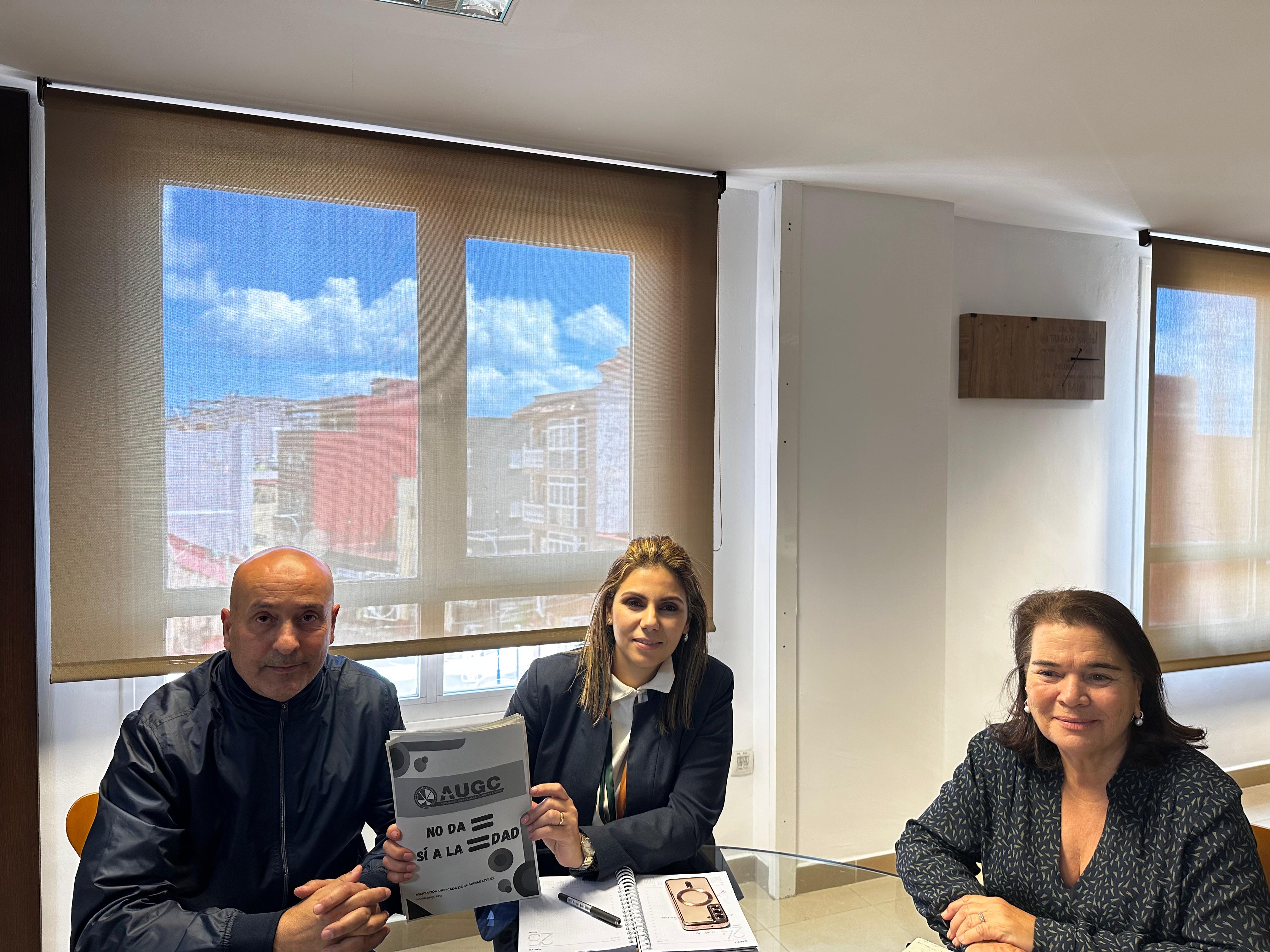 El Secretario General Provincial de AUGC en Ceuta, Rachid Sbihi junto la Consejera de Sanidad, Servicios Sociales e Igualdad, Nabila Benzina Pavón y la Directora General de Igualdad y Centro Asesor de la Mujer, Malika Al-lal Haddu.
