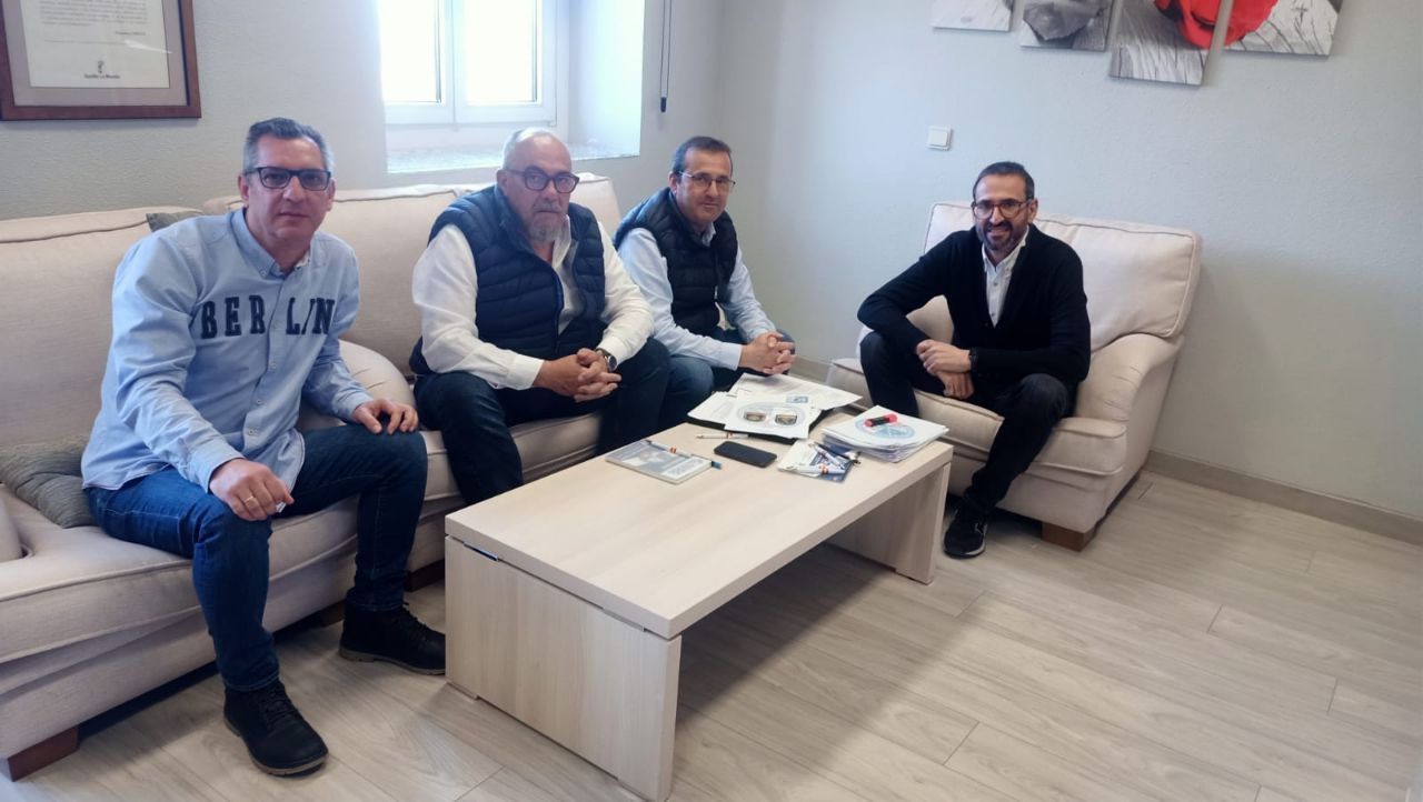 Representantes de la Delegación de Toledo de AUGC junto al diputado del PSOE por el Congreso de los Diputados, Sergio Gutiérrez Prieto, en la sede del PSOE en Toledo.