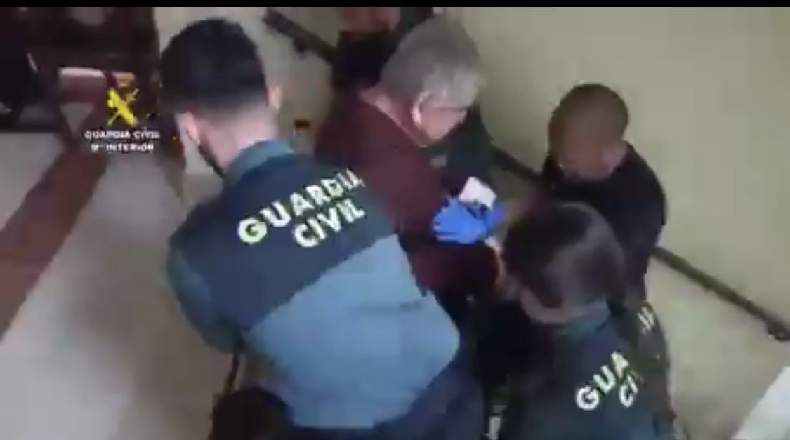 Guardias civiles ayudando en el Gran Apagón en un geriátrico de Pravia (Asturias).