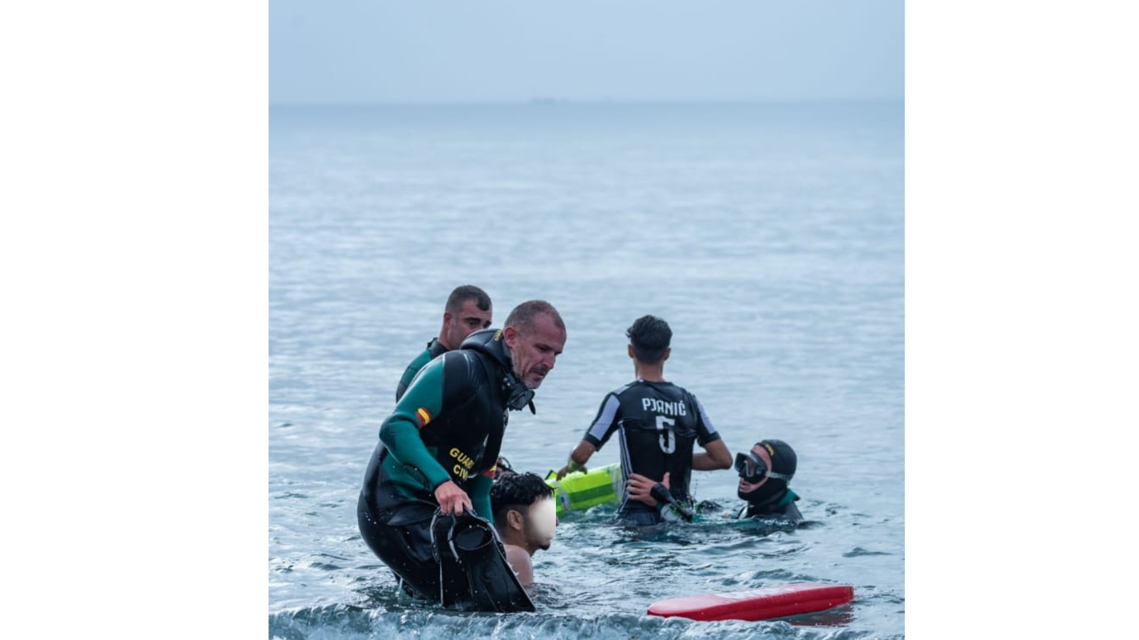 Agentes del GEAS rescatando inmigrantes en el mar.