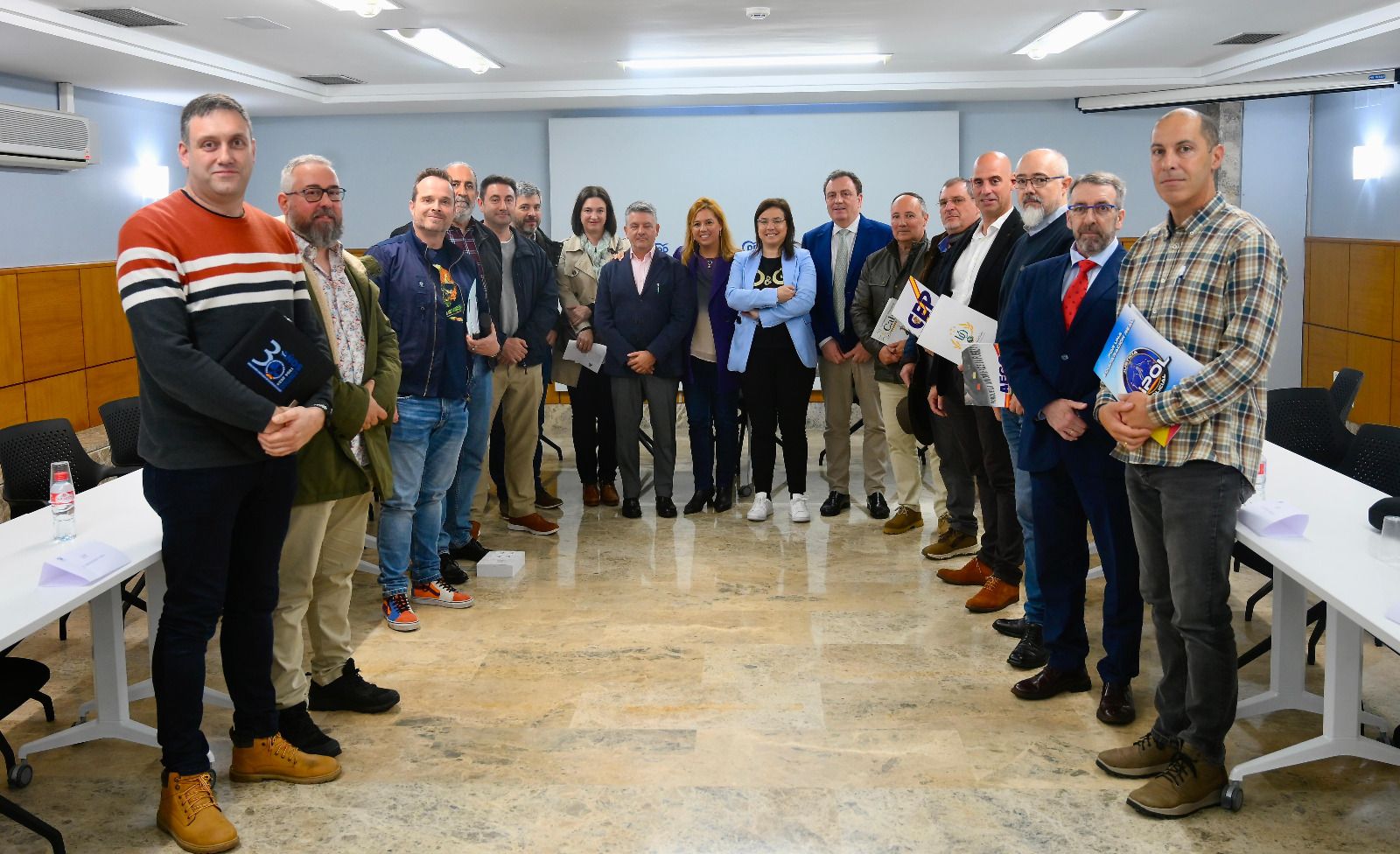 Representantes de AUGC Cantabria reunidos con diputados y senadores del PP.