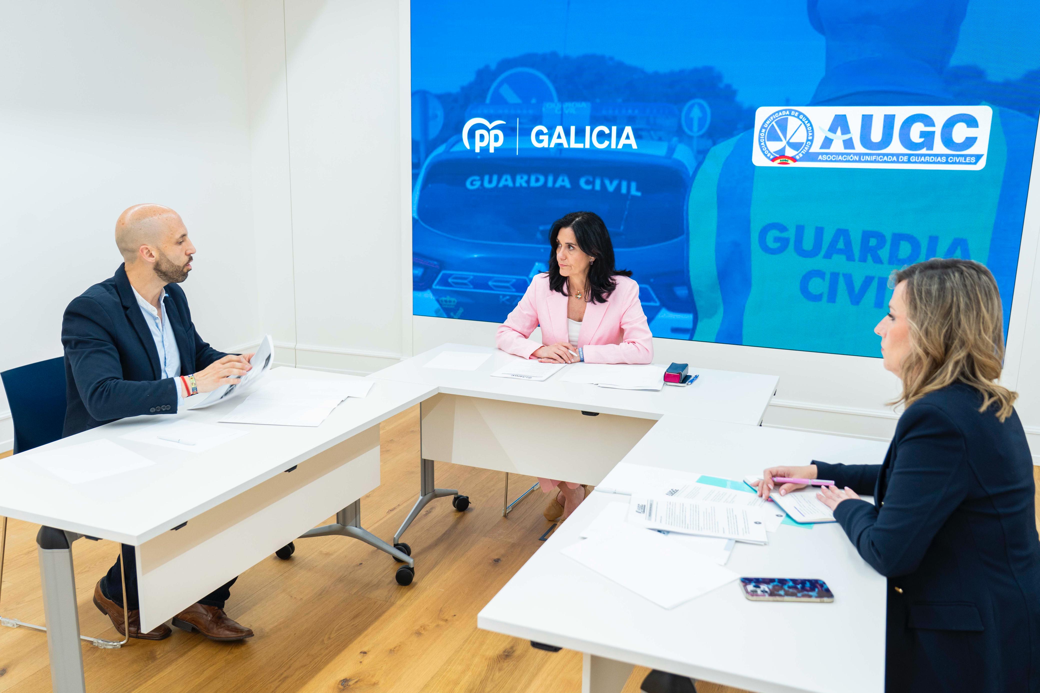 Los secretarios de AUGC, Diego Madrazo y Olaya Salardón junto a Paula Prado secretaria general del Partido Popular de Galicia (PPdeG).
