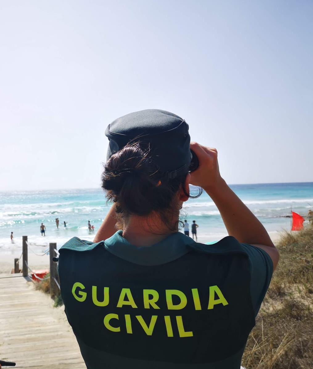 Una agente de la Guardia Civil vigilando una costa.