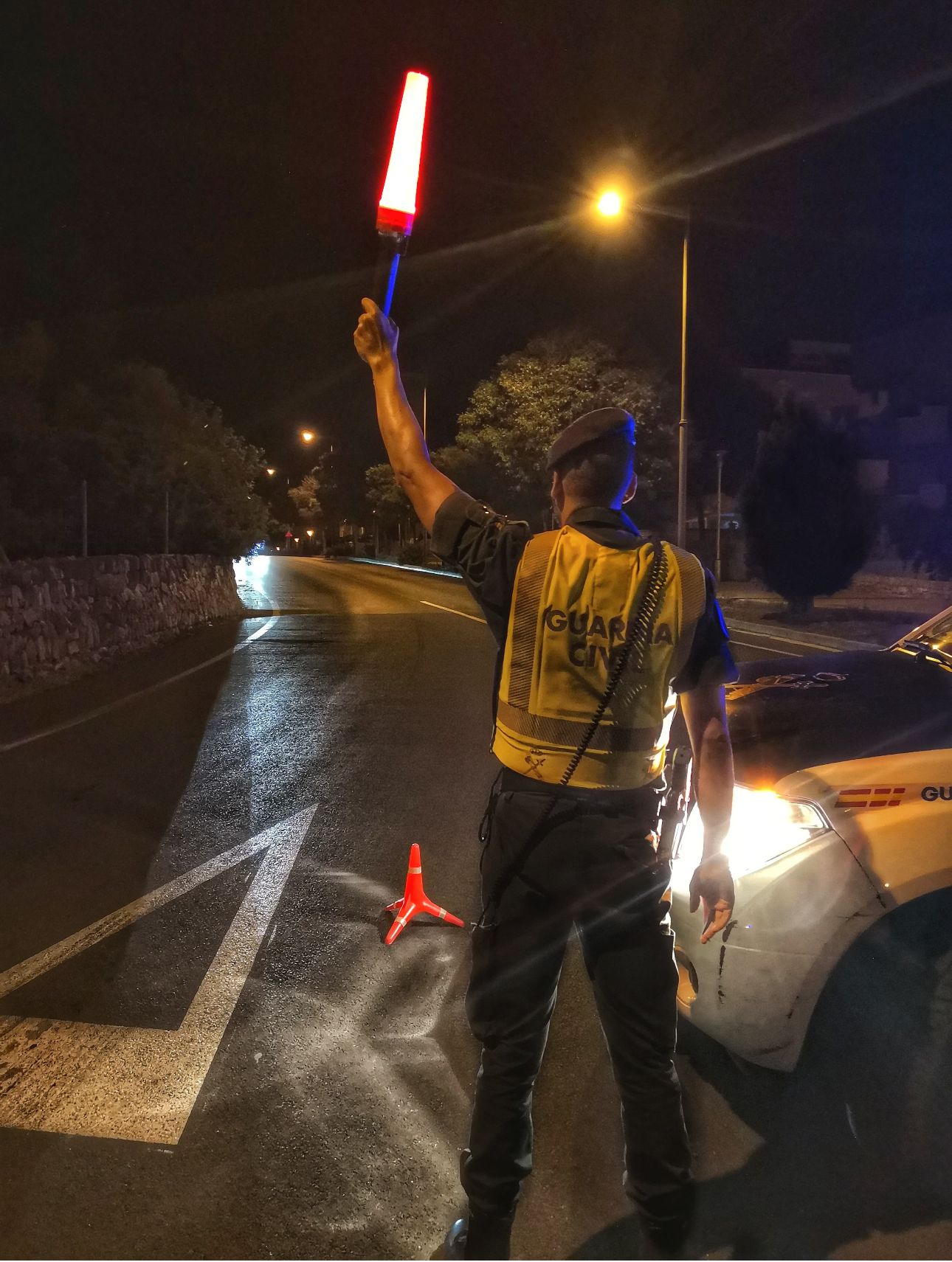 Un agente de la Guardia Civil en un control.