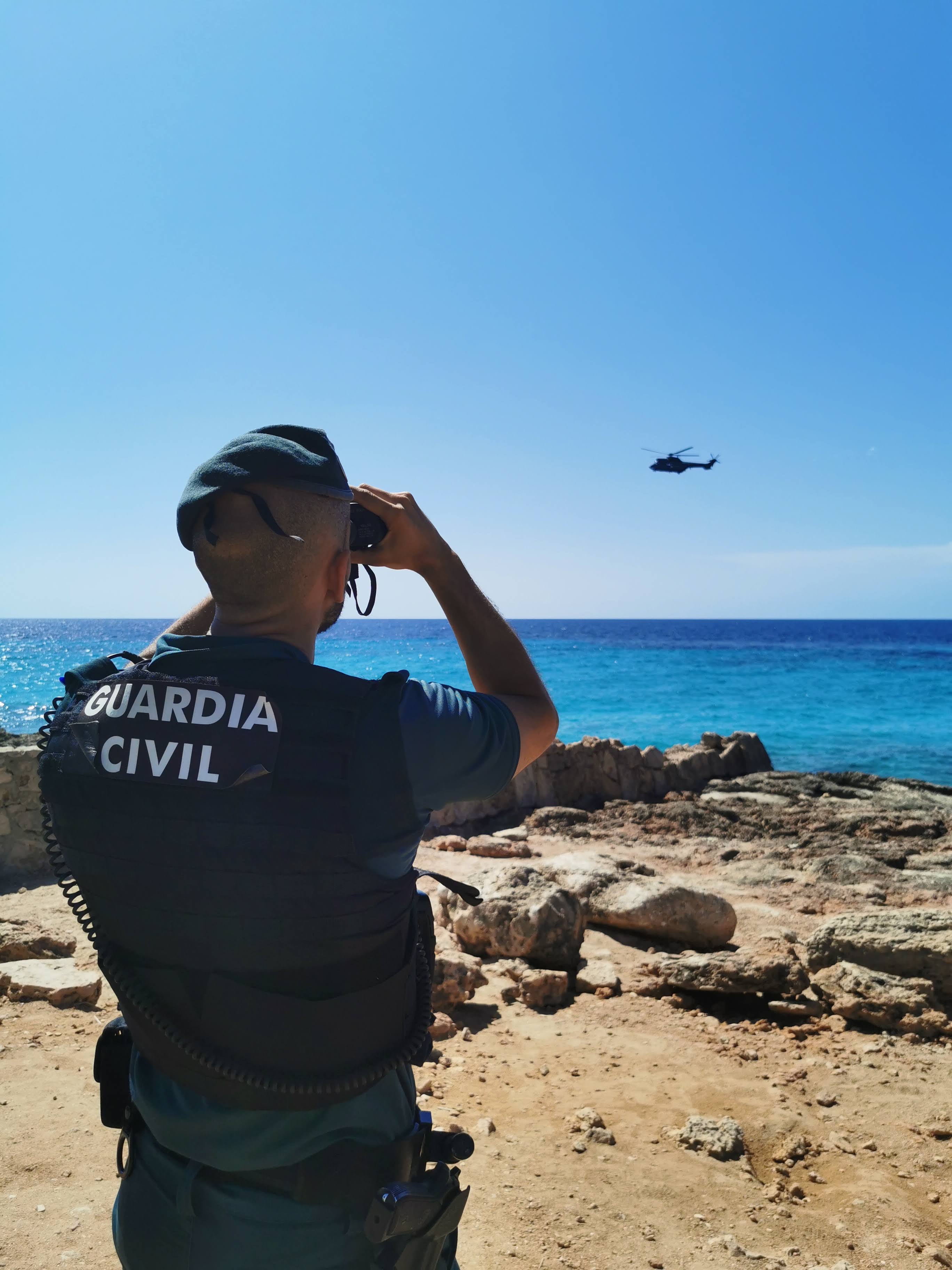 Un agente de la Guardia Civil vigilando la costa.