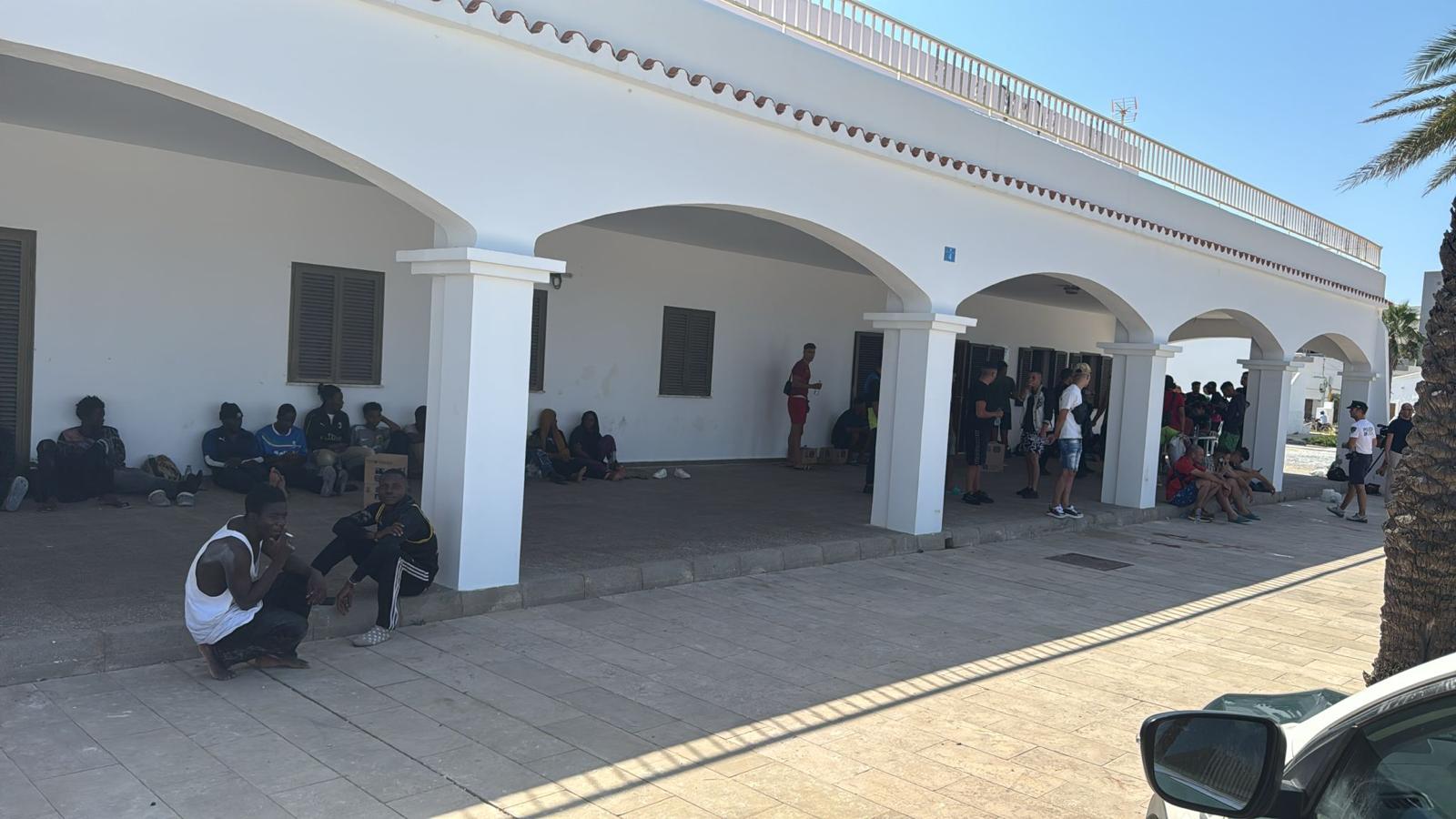 Inmigrantes en el Cuartel de de la Guardia civil de Formentera.