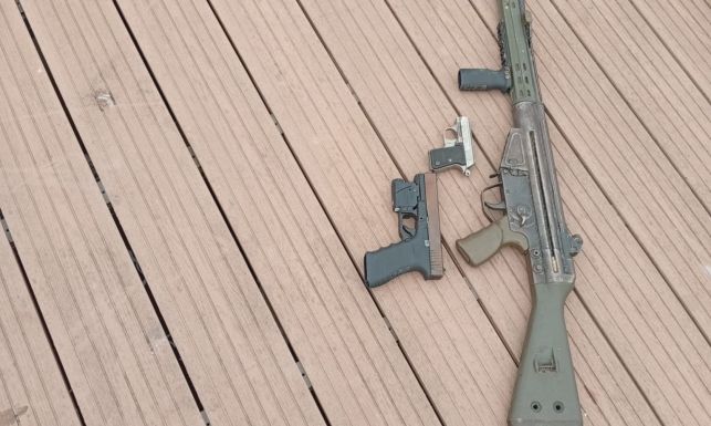 fusil asalto y pistolas